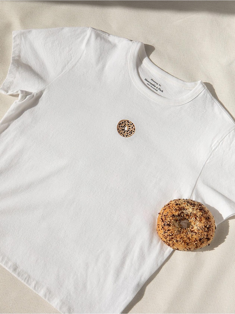 NWT Abercrombie & Fitch Women's
Short-Sleeve bagel Graphic Skimming Tee — M